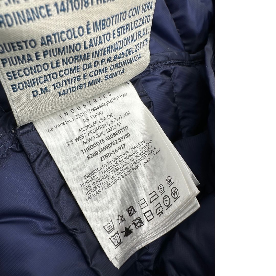 Piumino Moncler in 100% poliammide blu con collo amovibile effetto pelo, di lusso, originale, ottime condizioni.