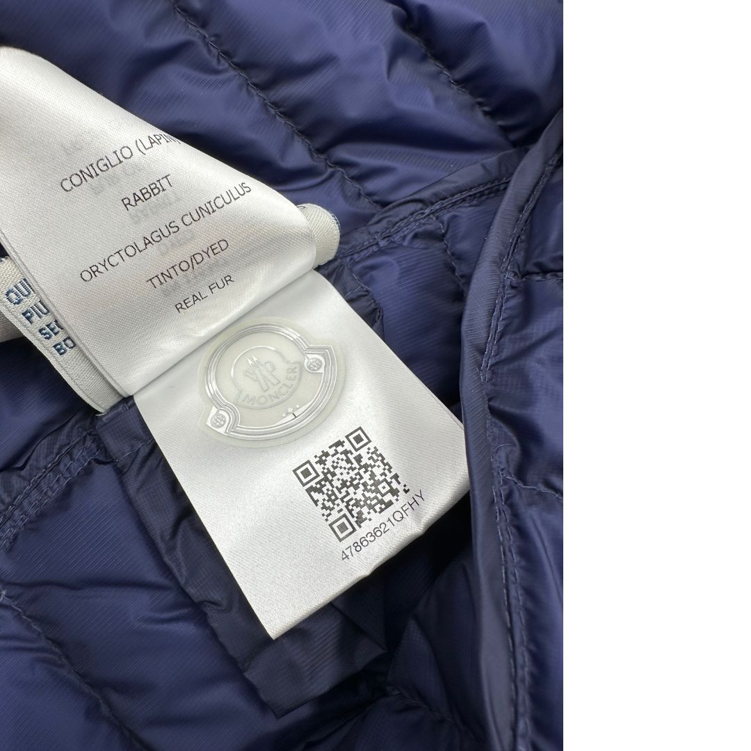 Piumino Moncler in 100% poliammide blu con collo amovibile effetto pelo, di lusso, originale, ottime condizioni.