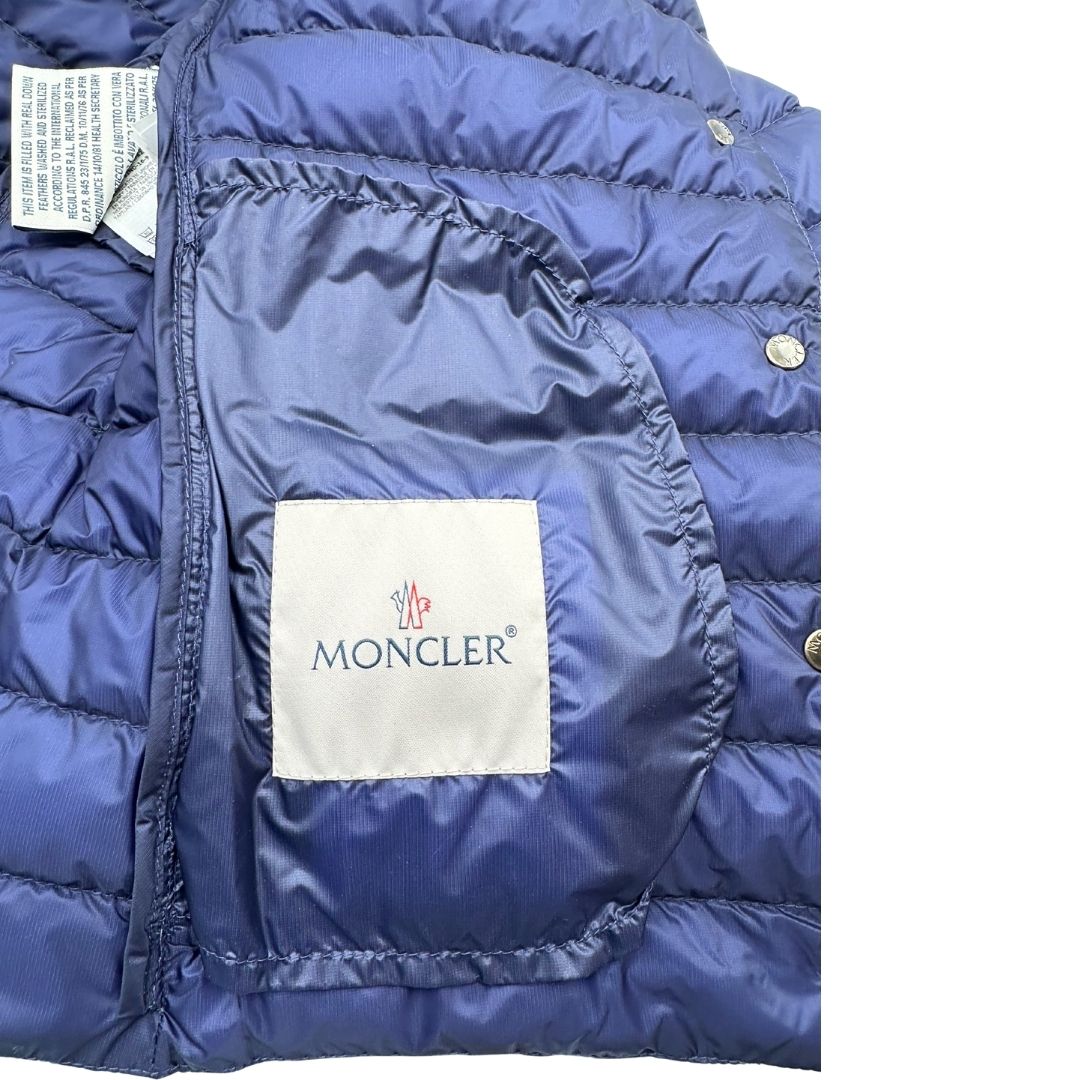 Piumino Moncler in 100% poliammide blu con collo amovibile effetto pelo, di lusso, originale, ottime condizioni.