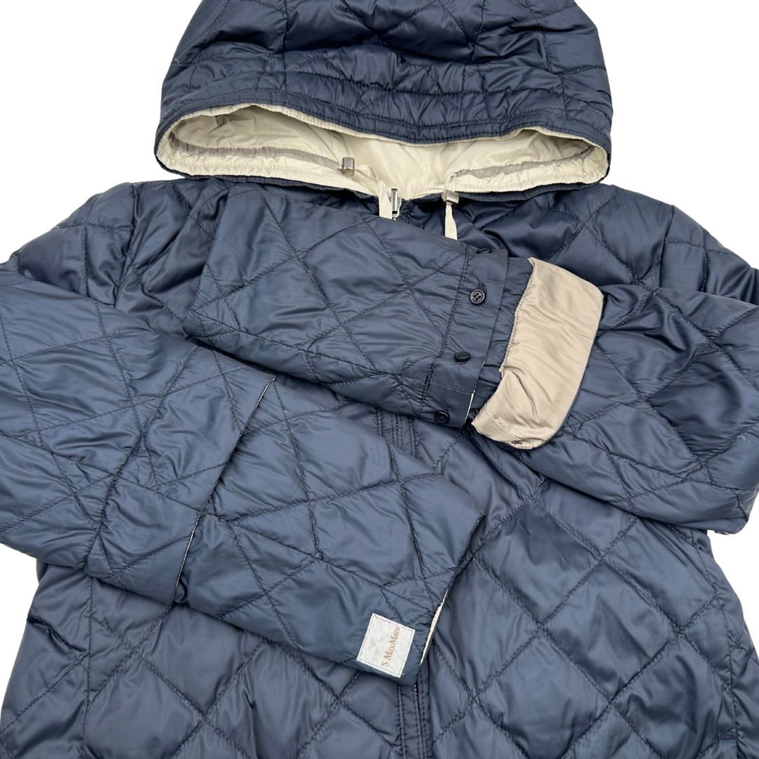 Piumino Max Mara reversibile blu trapuntato e beige in 64% poliestere e 36% poliammide, di lusso, originale, ottime condizioni, usato.