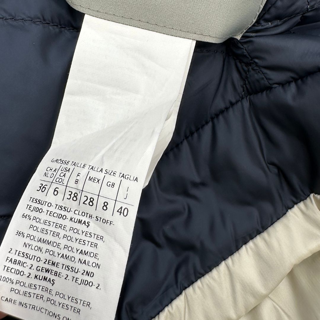 Piumino Max Mara reversibile blu trapuntato e beige in 64% poliestere e 36% poliammide, di lusso, originale, ottime condizioni, usato.