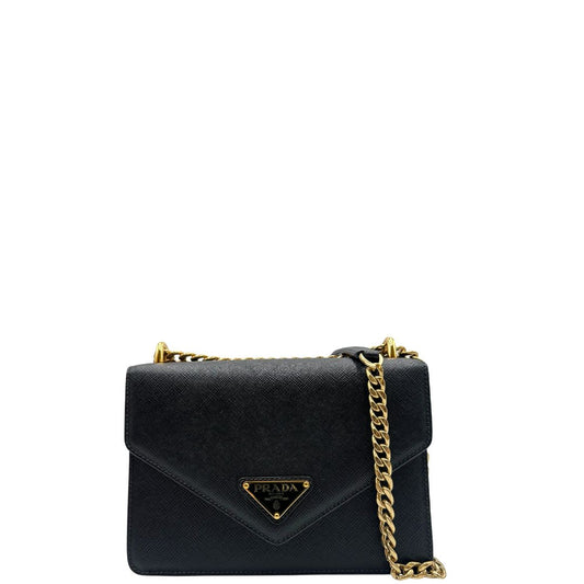 front Borsa Prada in pelle saffiano nera con parti metalliche dorate; munita di una tracolla in catena scorrevole con spallaccio in pelle. Full set, di lusso, originale, ottime condizioni. 