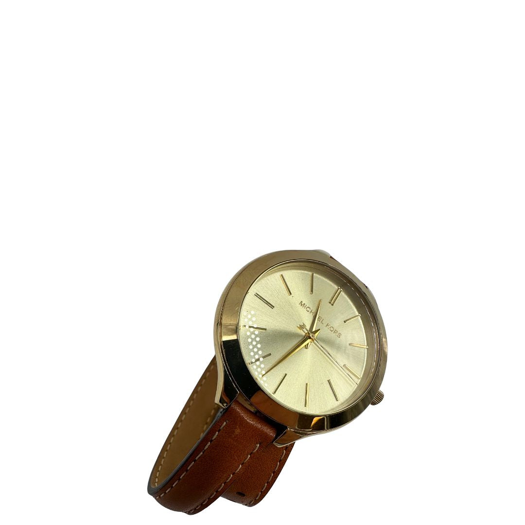 Orologio Michael Kors con cassa dorata e quadrante oro, dotato di cinturino in pelle color caramello a doppio giro, movimento al quarzo, cassa in acciaio inox con impermeabilità 5 ATM, quadrante analogico con indici a barre e lancette ore-minuti-secondi, chiusura ad ardiglione inciso Michael Kors, fondello in acciaio con riferimenti al modello MK-2256 e codice seriale, fornito con scatola ed etichetta.