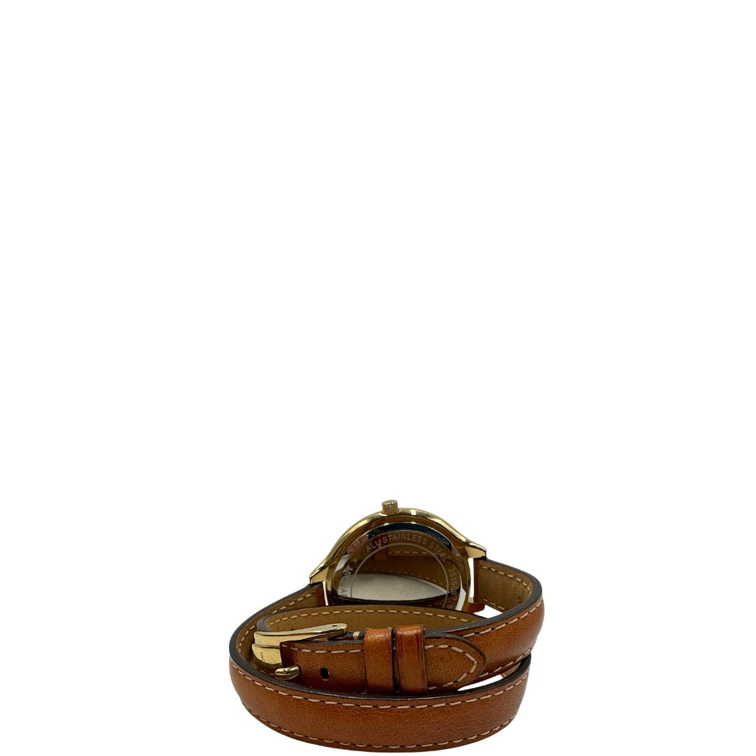 Orologio Michael Kors con cassa dorata e quadrante oro, dotato di cinturino in pelle color caramello a doppio giro, movimento al quarzo, cassa in acciaio inox con impermeabilità 5 ATM, quadrante analogico con indici a barre e lancette ore-minuti-secondi, chiusura ad ardiglione inciso Michael Kors, fondello in acciaio con riferimenti al modello MK-2256 e codice seriale, fornito con scatola ed etichetta.