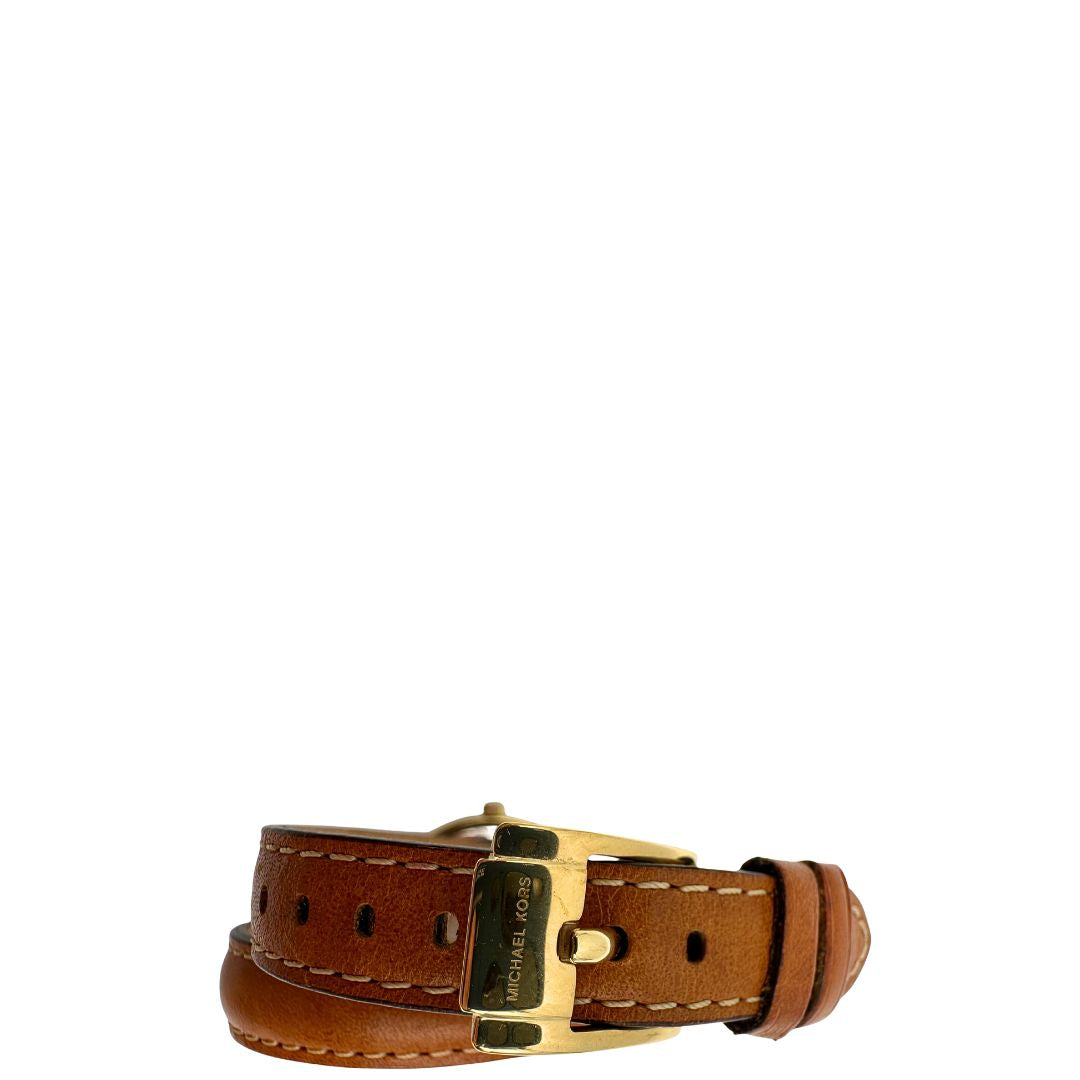 Orologio Michael Kors con cassa dorata e quadrante oro, dotato di cinturino in pelle color caramello a doppio giro, movimento al quarzo, cassa in acciaio inox con impermeabilità 5 ATM, quadrante analogico con indici a barre e lancette ore-minuti-secondi, chiusura ad ardiglione inciso Michael Kors, fondello in acciaio con riferimenti al modello MK-2256 e codice seriale, fornito con scatola ed etichetta.