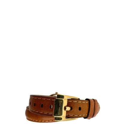 Orologio Michael Kors con cassa dorata e quadrante oro, dotato di cinturino in pelle color caramello a doppio giro, movimento al quarzo, cassa in acciaio inox con impermeabilità 5 ATM, quadrante analogico con indici a barre e lancette ore-minuti-secondi, chiusura ad ardiglione inciso Michael Kors, fondello in acciaio con riferimenti al modello MK-2256 e codice seriale, fornito con scatola ed etichetta.