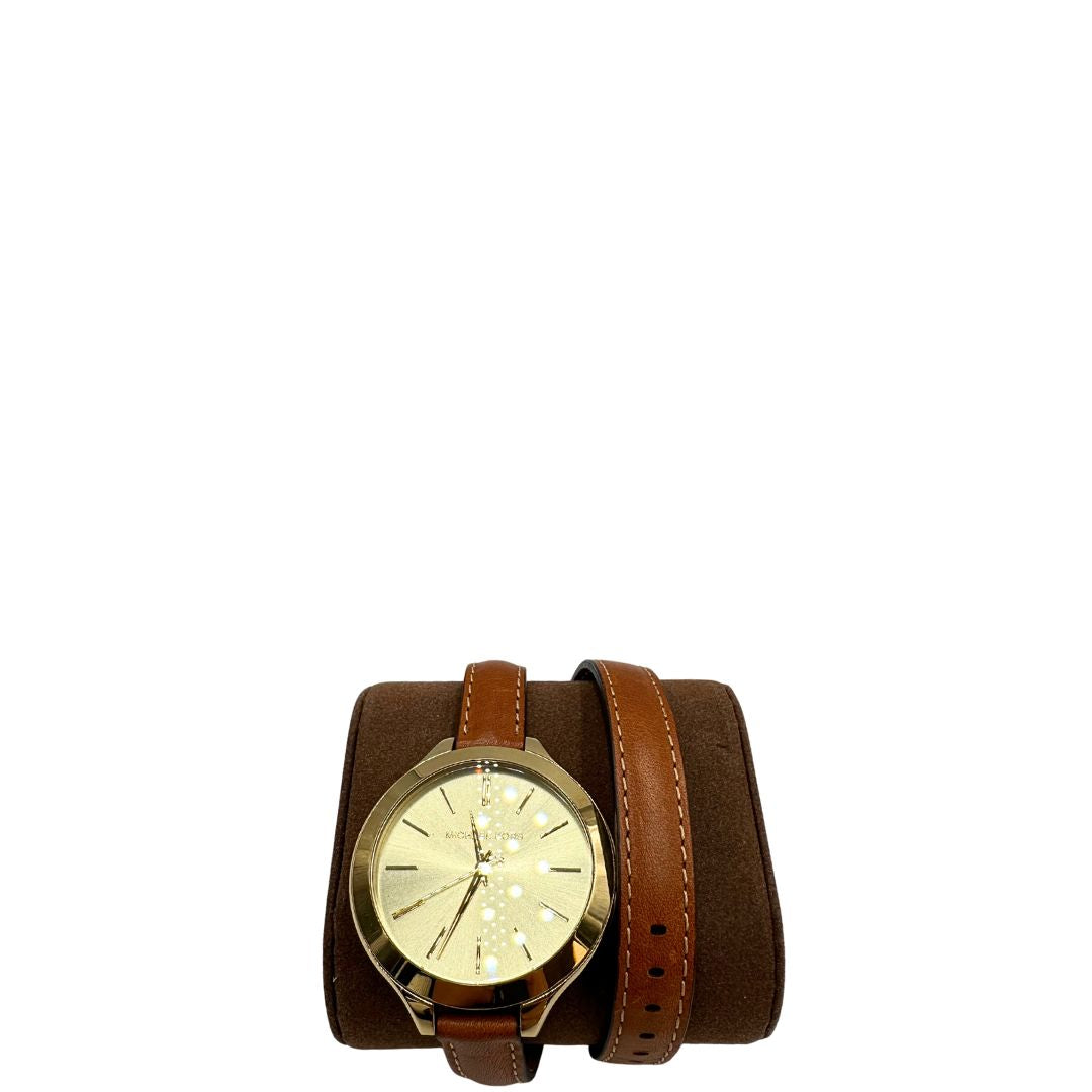 Orologio Michael Kors con cassa dorata e quadrante oro, dotato di cinturino in pelle color caramello a doppio giro, movimento al quarzo, cassa in acciaio inox con impermeabilità 5 ATM, quadrante analogico con indici a barre e lancette ore-minuti-secondi, chiusura ad ardiglione inciso Michael Kors, fondello in acciaio con riferimenti al modello MK-2256 e codice seriale, fornito con scatola ed etichetta.