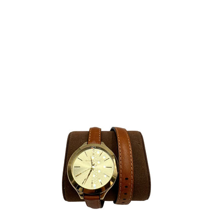 Orologio Michael Kors con cassa dorata e quadrante oro, dotato di cinturino in pelle color caramello a doppio giro, movimento al quarzo, cassa in acciaio inox con impermeabilità 5 ATM, quadrante analogico con indici a barre e lancette ore-minuti-secondi, chiusura ad ardiglione inciso Michael Kors, fondello in acciaio con riferimenti al modello MK-2256 e codice seriale, fornito con scatola ed etichetta.