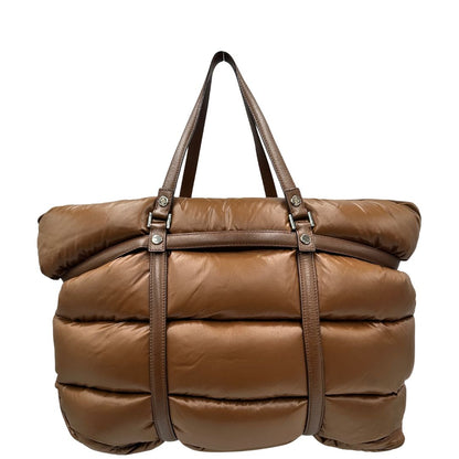 Retro di una borsa Moncler in poliuretano color caramello effetto imbottito e finiture in pelle tono su tono, con metalleria dorata. Munita di cartellino. Da indossare a spalla.