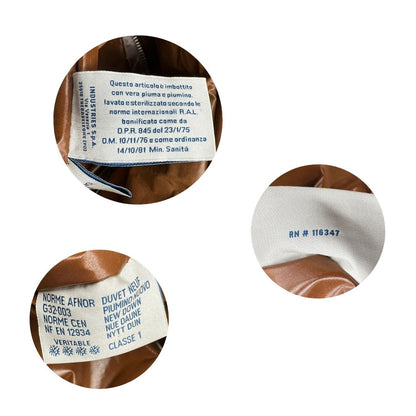 Etichette di una borsa Moncler in poliuretano color caramello effetto imbottito e finiture in pelle tono su tono, con metalleria dorata. Munita di cartellino. Da indossare a spalla.