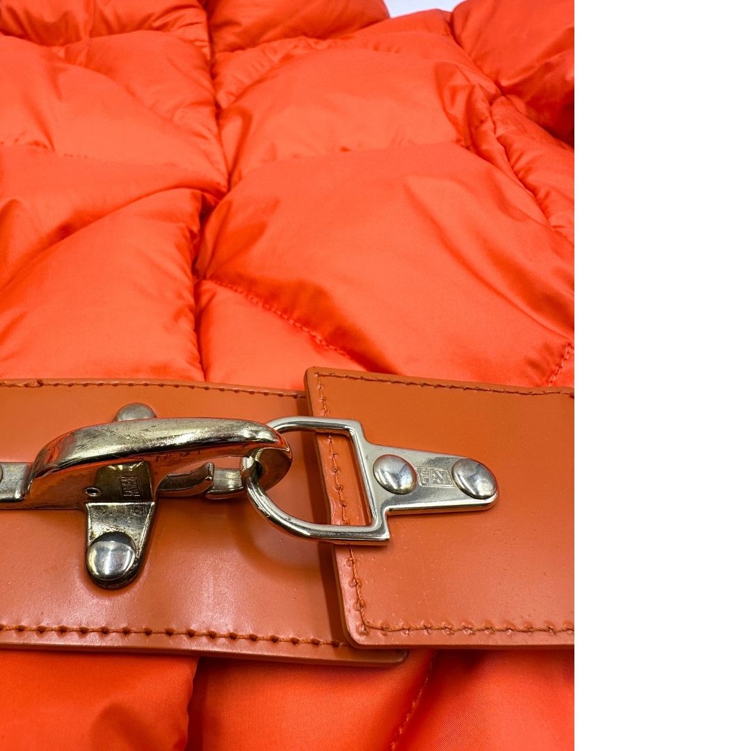 Piumino Fay arancione in 100% poliammide munito di cintura in vita; parti metalliche dorate, di lusso, originale, ottime condizioni.