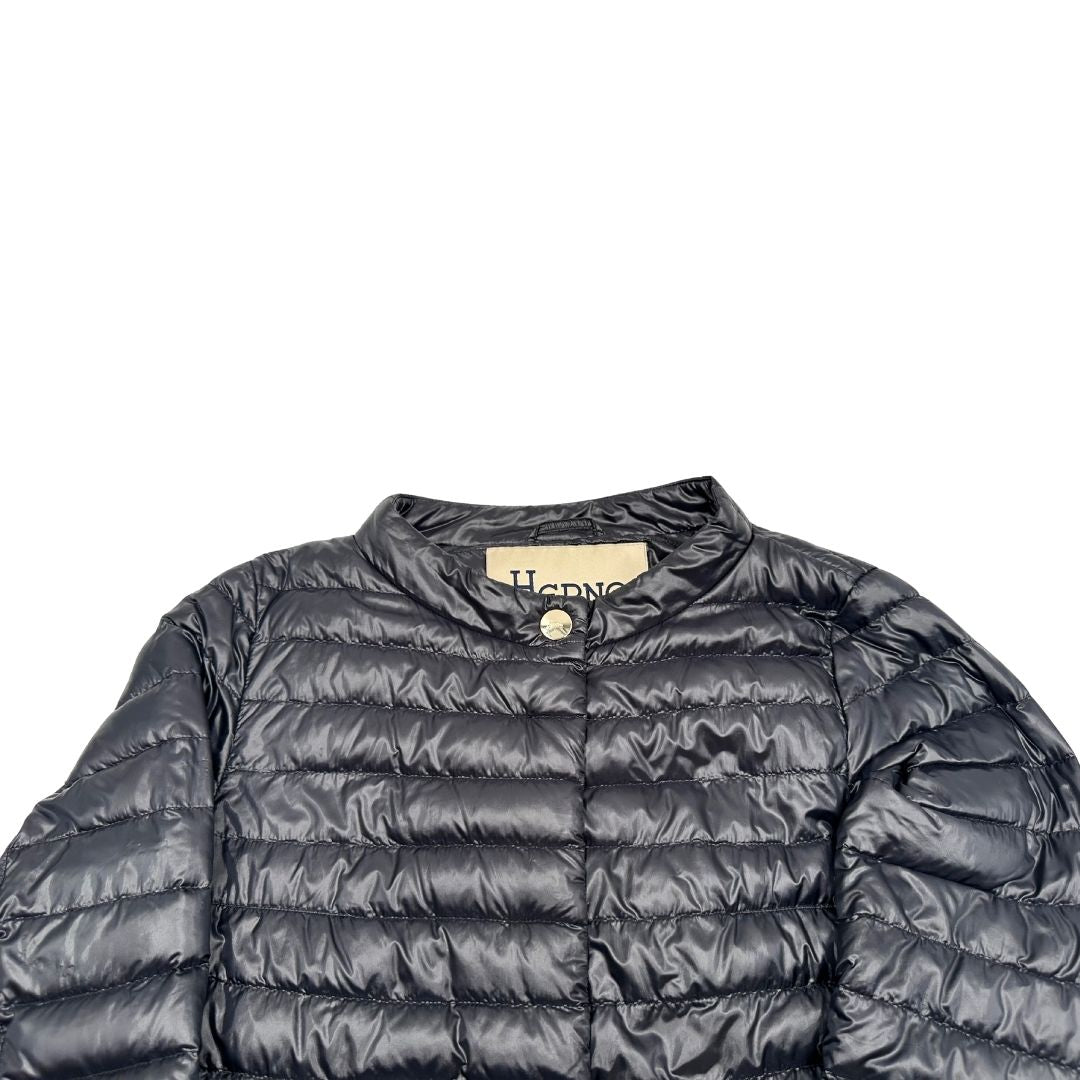 Piumino Herno in 100% poliammide nero con parti metalliche dorate, caratterizzato da imbottitura trapuntata, di lusso, originale, usato.