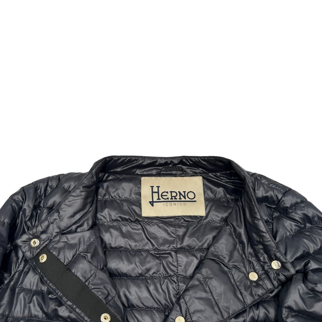 Piumino Herno in 100% poliammide nero con parti metalliche dorate, caratterizzato da imbottitura trapuntata, di lusso, originale, usato.