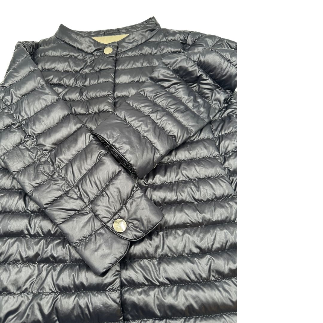 Piumino Herno in 100% poliammide nero con parti metalliche dorate, caratterizzato da imbottitura trapuntata, di lusso, originale, usato.