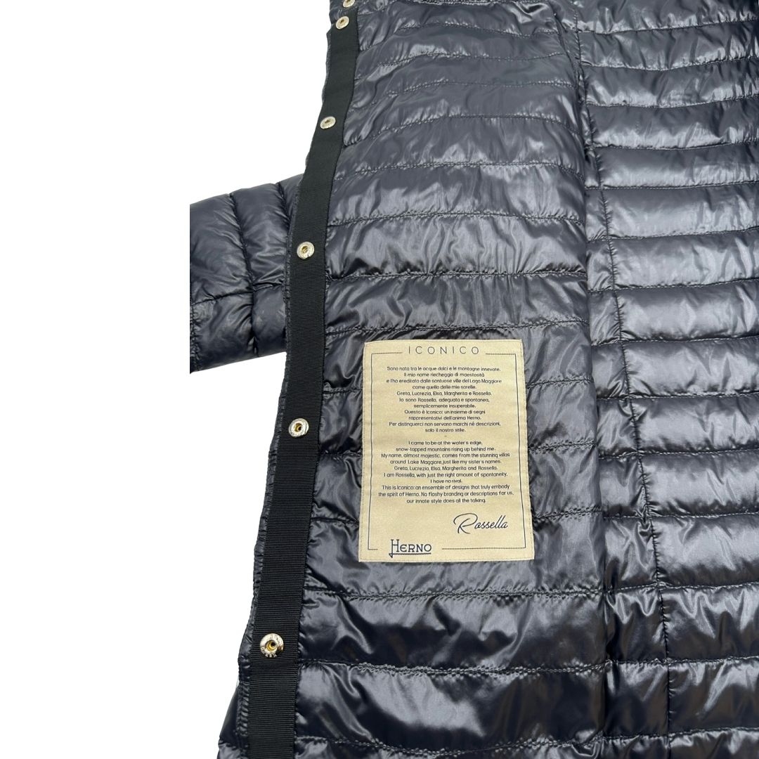 Piumino Herno in 100% poliammide nero con parti metalliche dorate, caratterizzato da imbottitura trapuntata, di lusso, originale, usato.