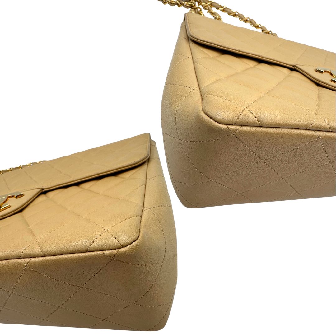Angoli di una borsa Chanel in pelle beige matelassè e parti metalliche dorate; munita di una tracolla scorrevole in catena e pelle. Indossabile a spalla e a tracolla. Completa di scatola, dustbag e card d'autenticità.