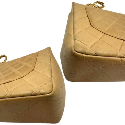 Angoli di una borsa Chanel in pelle beige matelassè e parti metalliche dorate; munita di una tracolla scorrevole in catena e pelle. Indossabile a spalla e a tracolla. Completa di scatola, dustbag e card d'autenticità.