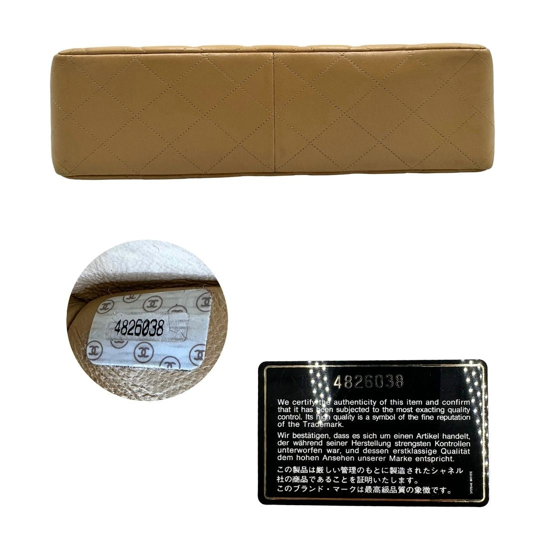 Base e codice di una borsa Chanel in pelle beige matelassè e parti metalliche dorate; munita di una tracolla scorrevole in catena e pelle. Indossabile a spalla e a tracolla. Completa di scatola, dustbag e card d'autenticità.