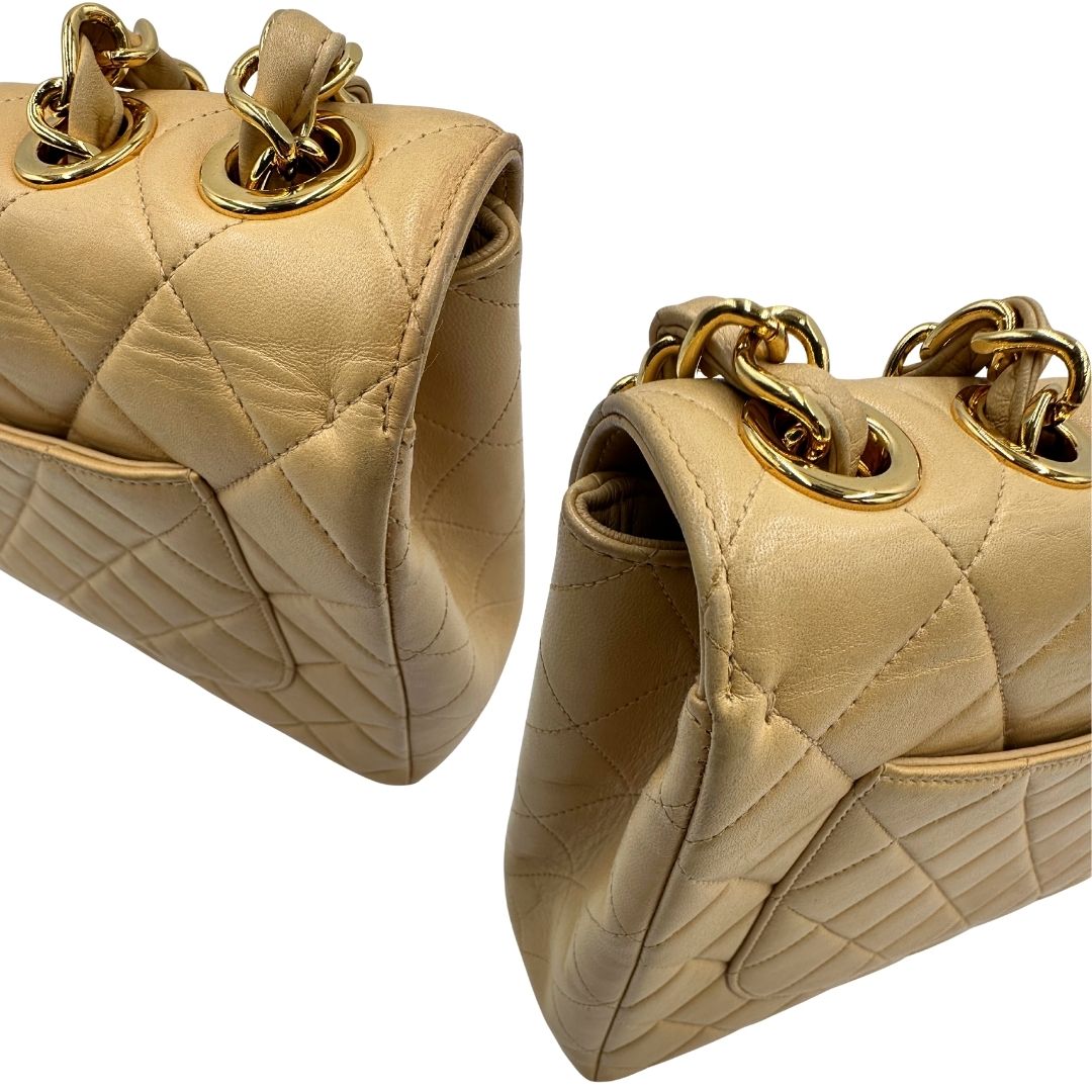 Laterali di una borsa Chanel in pelle beige matelassè e parti metalliche dorate; munita di una tracolla scorrevole in catena e pelle. Indossabile a spalla e a tracolla. Completa di scatola, dustbag e card d'autenticità.