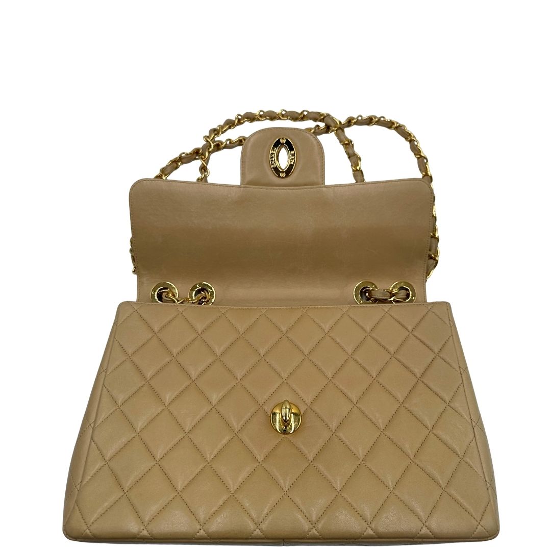 Angoli di una borsa Chanel in pelle beige matelassè e parti metalliche dorate; munita di una tracolla scorrevole in catena e pelle. Indossabile a spalla e a tracolla. Completa di scatola, dustbag e card d'autenticità.