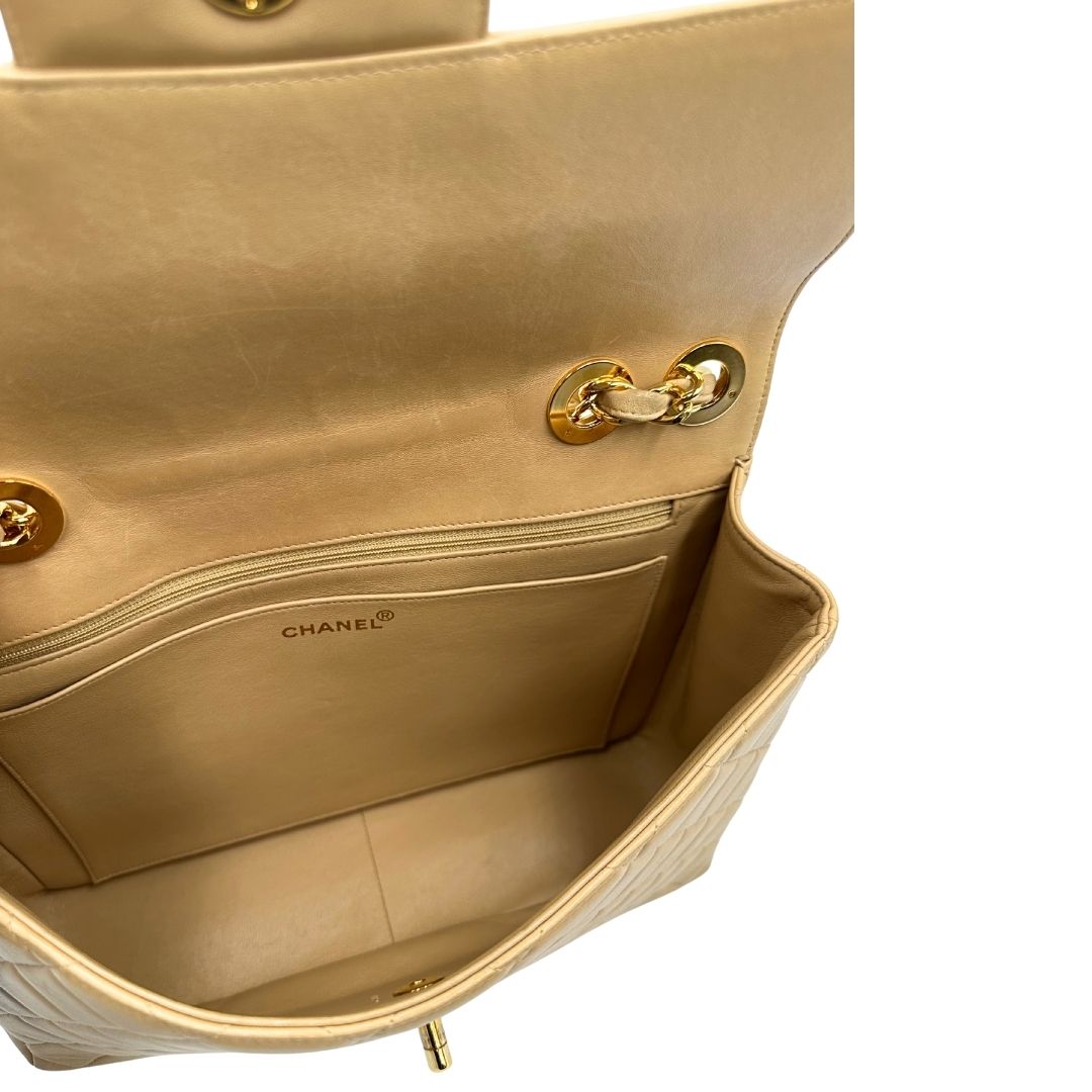 Interno di una borsa Chanel in pelle beige matelassè e parti metalliche dorate; munita di una tracolla scorrevole in catena e pelle. Indossabile a spalla e a tracolla. Completa di scatola, dustbag e card d'autenticità.