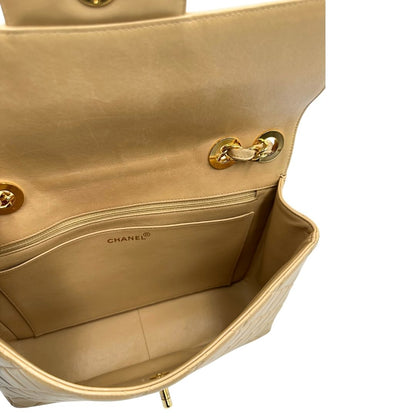 Interno di una borsa Chanel in pelle beige matelassè e parti metalliche dorate; munita di una tracolla scorrevole in catena e pelle. Indossabile a spalla e a tracolla. Completa di scatola, dustbag e card d'autenticità.