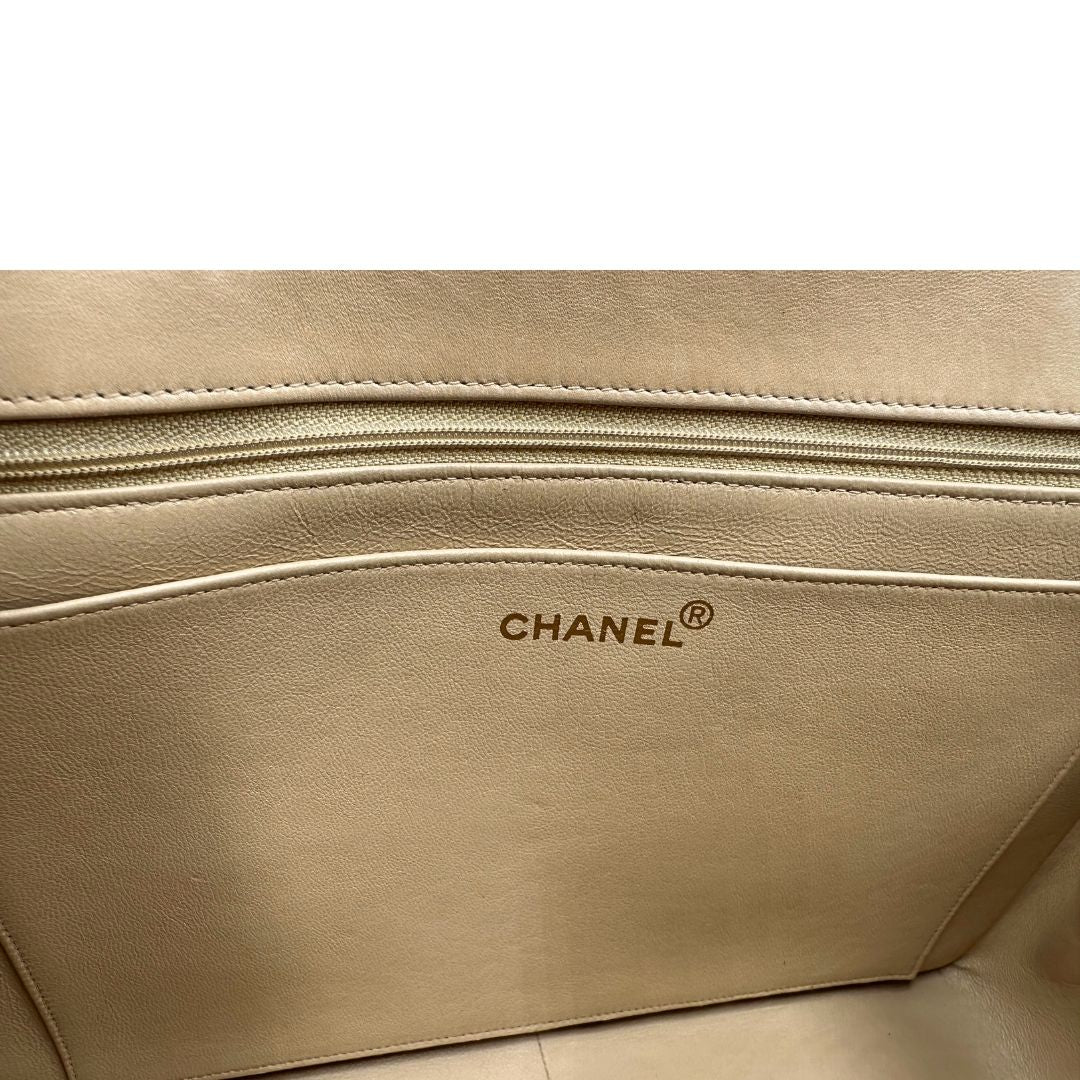 Interno di una borsa Chanel in pelle beige matelassè e parti metalliche dorate; munita di una tracolla scorrevole in catena e pelle. Indossabile a spalla e a tracolla. Completa di scatola, dustbag e card d'autenticità.