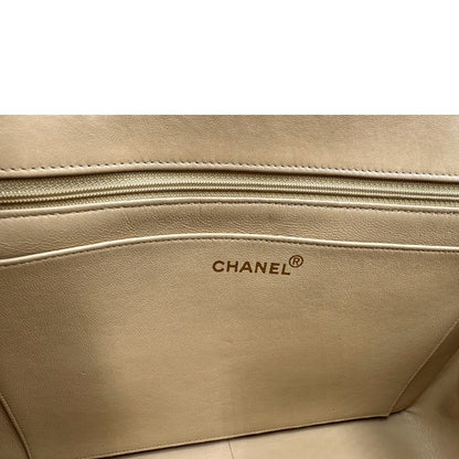 Interno di una borsa Chanel in pelle beige matelassè e parti metalliche dorate; munita di una tracolla scorrevole in catena e pelle. Indossabile a spalla e a tracolla. Completa di scatola, dustbag e card d'autenticità.