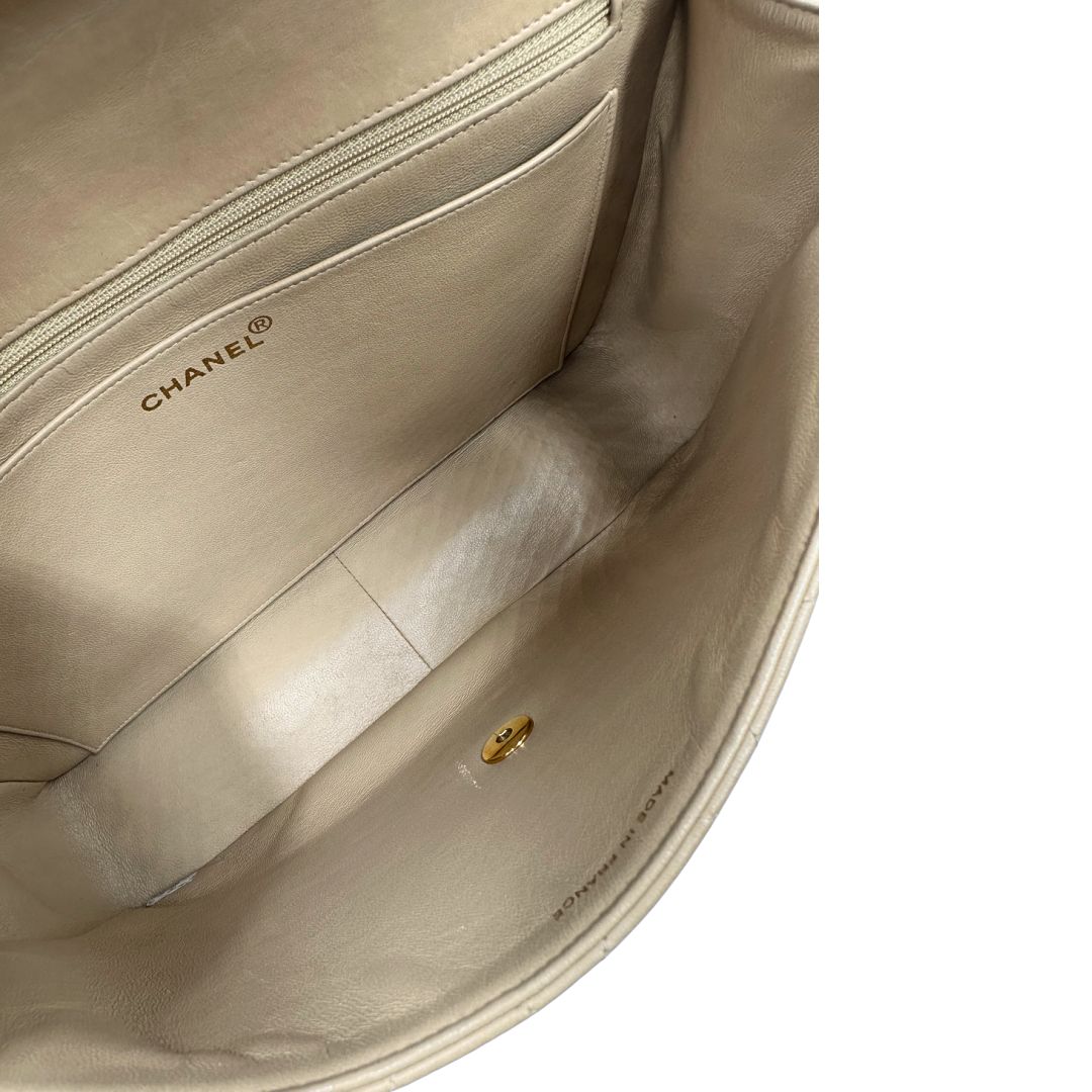 Interno di una borsa Chanel in pelle beige matelassè e parti metalliche dorate; munita di una tracolla scorrevole in catena e pelle. Indossabile a spalla e a tracolla. Completa di scatola, dustbag e card d'autenticità.