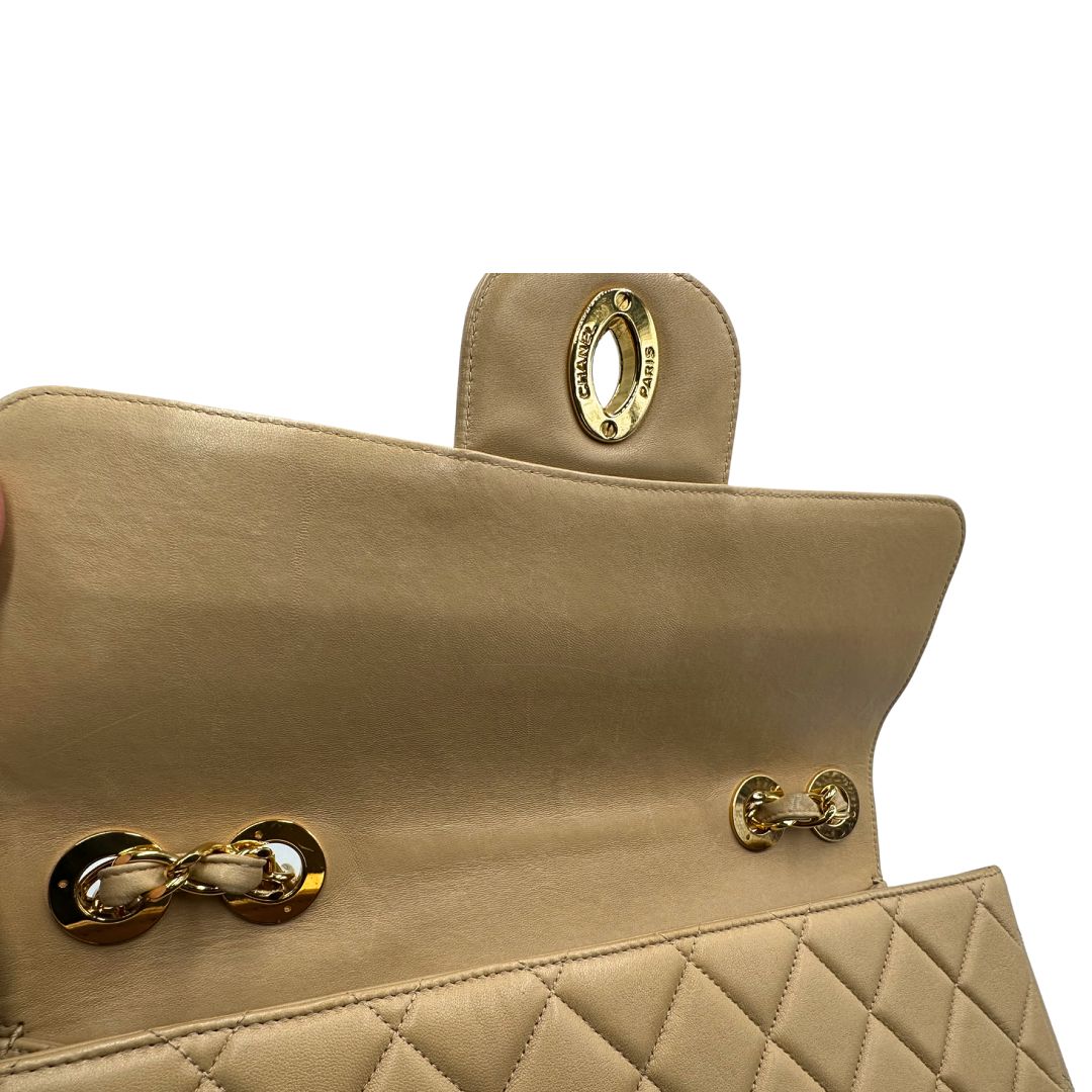 Interno di una borsa Chanel in pelle beige matelassè e parti metalliche dorate; munita di una tracolla scorrevole in catena e pelle. Indossabile a spalla e a tracolla. Completa di scatola, dustbag e card d'autenticità.