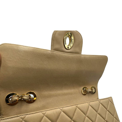 Interno di una borsa Chanel in pelle beige matelassè e parti metalliche dorate; munita di una tracolla scorrevole in catena e pelle. Indossabile a spalla e a tracolla. Completa di scatola, dustbag e card d'autenticità.