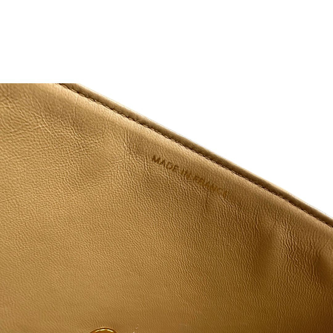 Interno di una borsa Chanel in pelle beige matelassè e parti metalliche dorate; munita di una tracolla scorrevole in catena e pelle. Indossabile a spalla e a tracolla. Completa di scatola, dustbag e card d'autenticità.