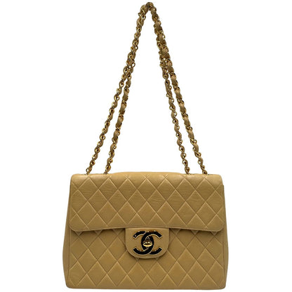 Front di una borsa Chanel in pelle beige matelassè e parti metalliche dorate; munita di una tracolla scorrevole in catena e pelle. Indossabile a spalla e a tracolla. Completa di scatola, dustbag e card d'autenticità.
