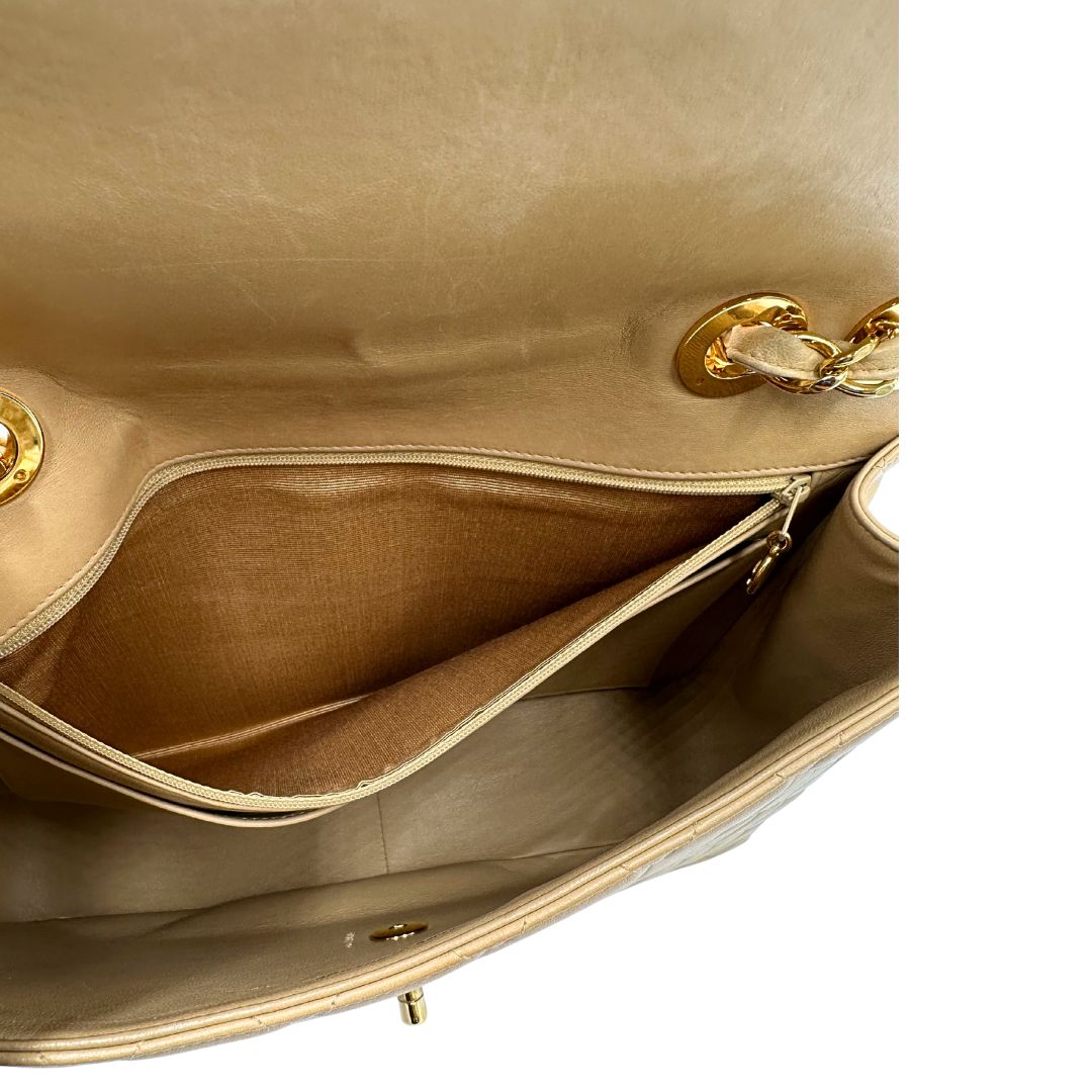 Interno di una borsa Chanel in pelle beige matelassè e parti metalliche dorate; munita di una tracolla scorrevole in catena e pelle. Indossabile a spalla e a tracolla. Completa di scatola, dustbag e card d'autenticità.