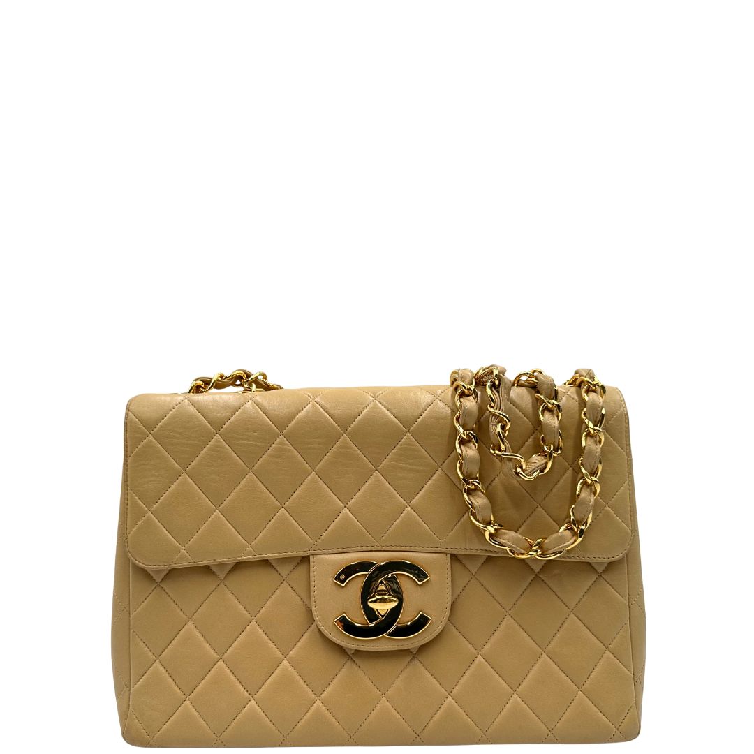 Front di una borsa Chanel in pelle beige matelassè e parti metalliche dorate; munita di una tracolla scorrevole in catena e pelle. Indossabile a spalla e a tracolla. Completa di scatola, dustbag e card d'autenticità.