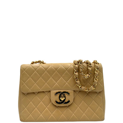 Front di una borsa Chanel in pelle beige matelassè e parti metalliche dorate; munita di una tracolla scorrevole in catena e pelle. Indossabile a spalla e a tracolla. Completa di scatola, dustbag e card d'autenticità.