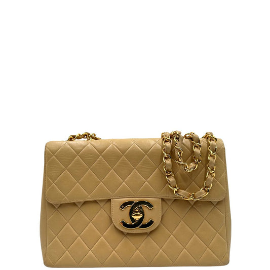 Front di una borsa Chanel in pelle beige matelassè e parti metalliche dorate; munita di una tracolla scorrevole in catena e pelle. Indossabile a spalla e a tracolla. Completa di scatola, dustbag e card d'autenticità.