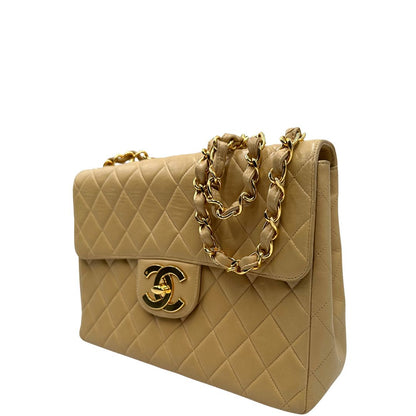 Laterale destro di una borsa Chanel in pelle beige matelassè e parti metalliche dorate; munita di una tracolla scorrevole in catena e pelle. Indossabile a spalla e a tracolla. Completa di scatola, dustbag e card d'autenticità.