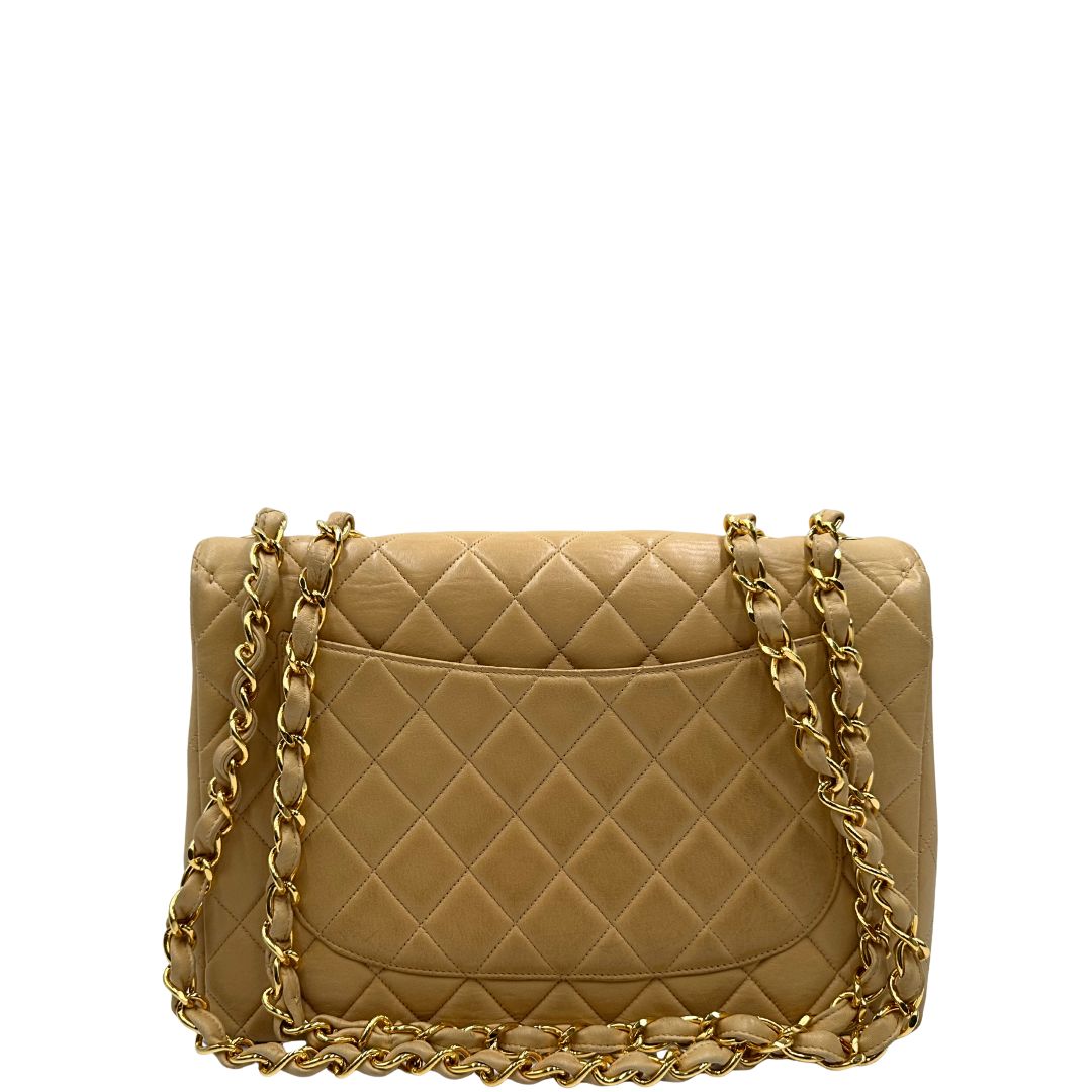 Retro di una borsa Chanel in pelle beige matelassè e parti metalliche dorate; munita di una tracolla scorrevole in catena e pelle. Indossabile a spalla e a tracolla. Completa di scatola, dustbag e card d'autenticità.