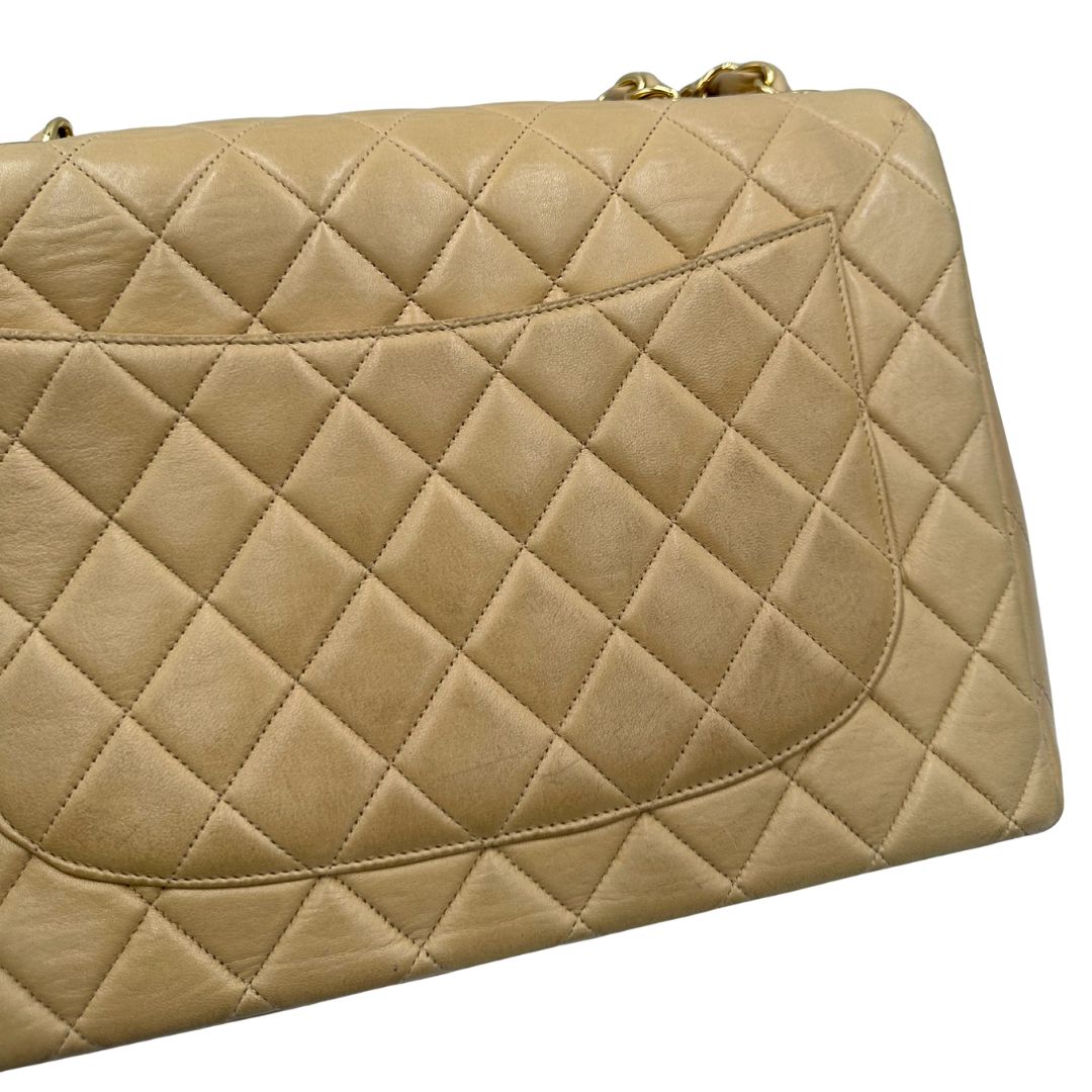Retro di una borsa Chanel in pelle beige matelassè e parti metalliche dorate; munita di una tracolla scorrevole in catena e pelle. Indossabile a spalla e a tracolla. Completa di scatola, dustbag e card d'autenticità.