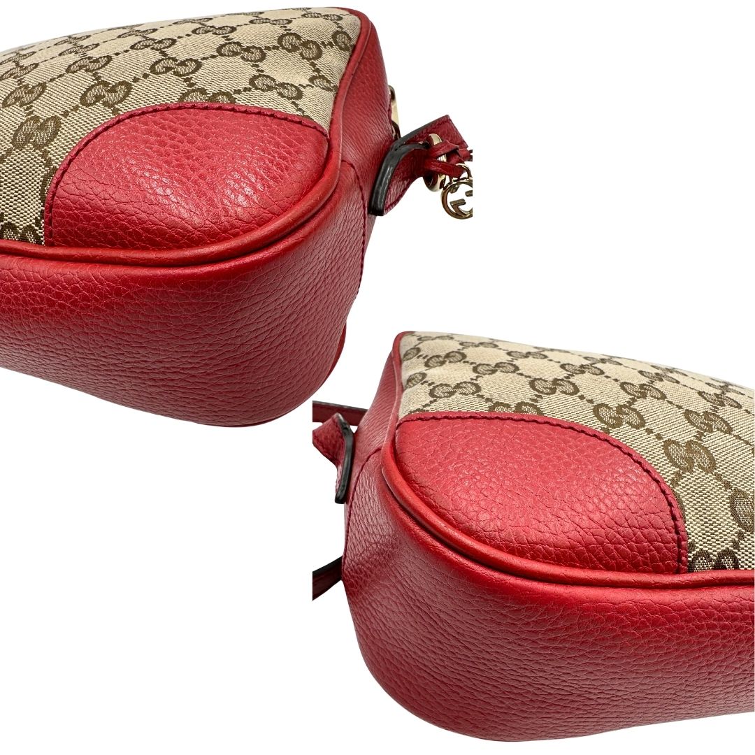 Angoli di una Borsa Gucci in tessuto GG beige con finiture in pelle martellata rossa e parti metalliche dorate; munita di una tracoll regolabile. Completa di dustbag. Originale, usata, di lusso, in ottime condizioni.