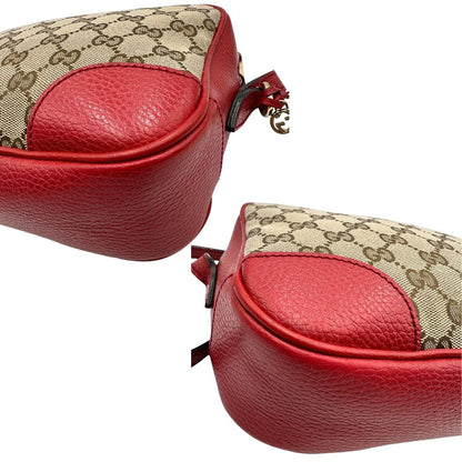 Angoli di una Borsa Gucci in tessuto GG beige con finiture in pelle martellata rossa e parti metalliche dorate; munita di una tracoll regolabile. Completa di dustbag. Originale, usata, di lusso, in ottime condizioni.