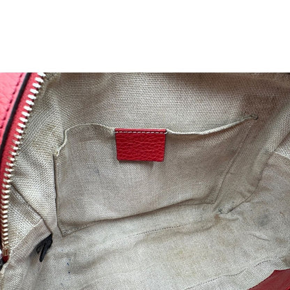Interno di una Borsa Gucci in tessuto GG beige con finiture in pelle martellata rossa e parti metalliche dorate; munita di una tracoll regolabile. Completa di dustbag. Originale, usata, di lusso, in ottime condizioni.
