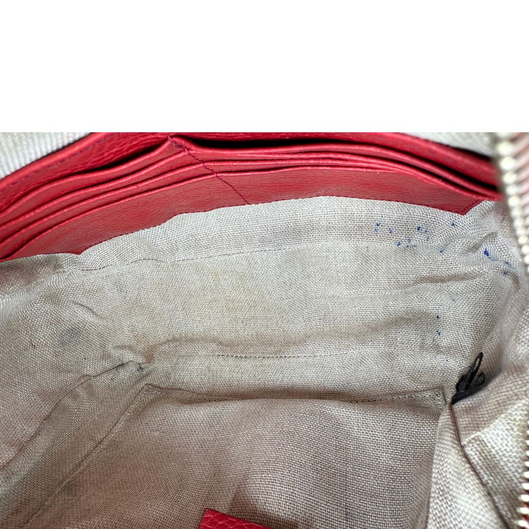 Interno di una Borsa Gucci in tessuto GG beige con finiture in pelle martellata rossa e parti metalliche dorate; munita di una tracoll regolabile. Completa di dustbag. Originale, usata, di lusso, in ottime condizioni.