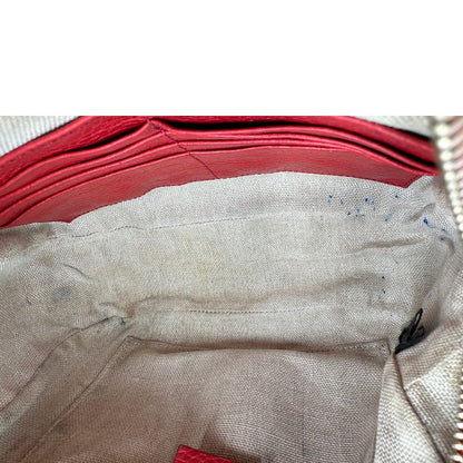 Interno di una Borsa Gucci in tessuto GG beige con finiture in pelle martellata rossa e parti metalliche dorate; munita di una tracoll regolabile. Completa di dustbag. Originale, usata, di lusso, in ottime condizioni.