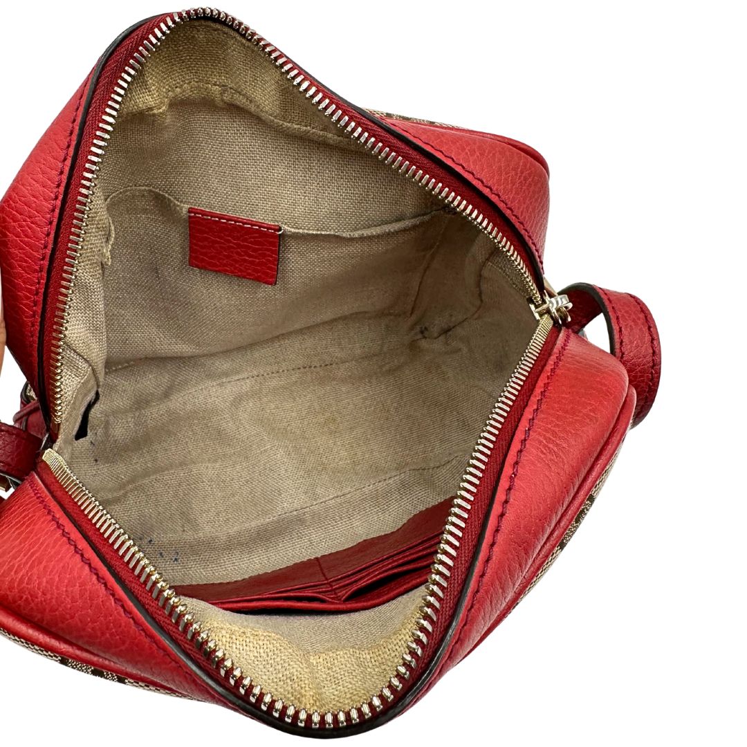 Interno di una Borsa Gucci in tessuto GG beige con finiture in pelle martellata rossa e parti metalliche dorate; munita di una tracoll regolabile. Completa di dustbag. Originale, usata, di lusso, in ottime condizioni.