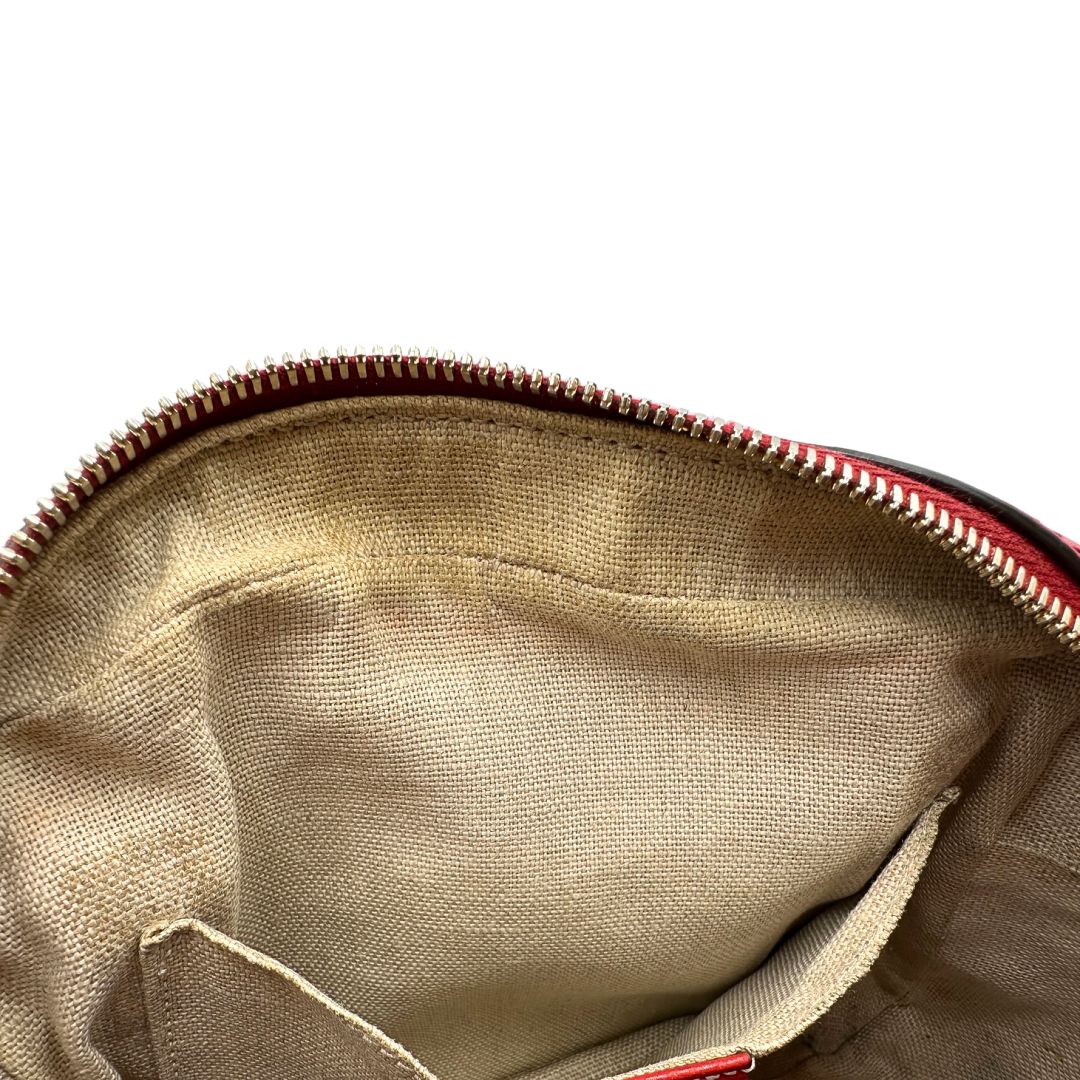 Interno di una Borsa Gucci in tessuto GG beige con finiture in pelle martellata rossa e parti metalliche dorate; munita di una tracoll regolabile. Completa di dustbag. Originale, usata, di lusso, in ottime condizioni.