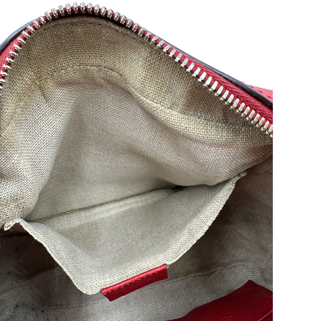 Interno di una Borsa Gucci in tessuto GG beige con finiture in pelle martellata rossa e parti metalliche dorate; munita di una tracoll regolabile. Completa di dustbag. Originale, usata, di lusso, in ottime condizioni.