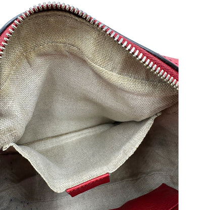 Interno di una Borsa Gucci in tessuto GG beige con finiture in pelle martellata rossa e parti metalliche dorate; munita di una tracoll regolabile. Completa di dustbag. Originale, usata, di lusso, in ottime condizioni.