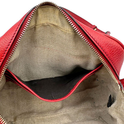 Tasca interna di una Borsa Gucci in tessuto GG beige con finiture in pelle martellata rossa e parti metalliche dorate; munita di una tracoll regolabile. Completa di dustbag. Originale, usata, di lusso, in ottime condizioni.